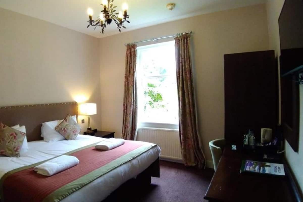 Desk, free WiFi, individually decorated, bed sheets