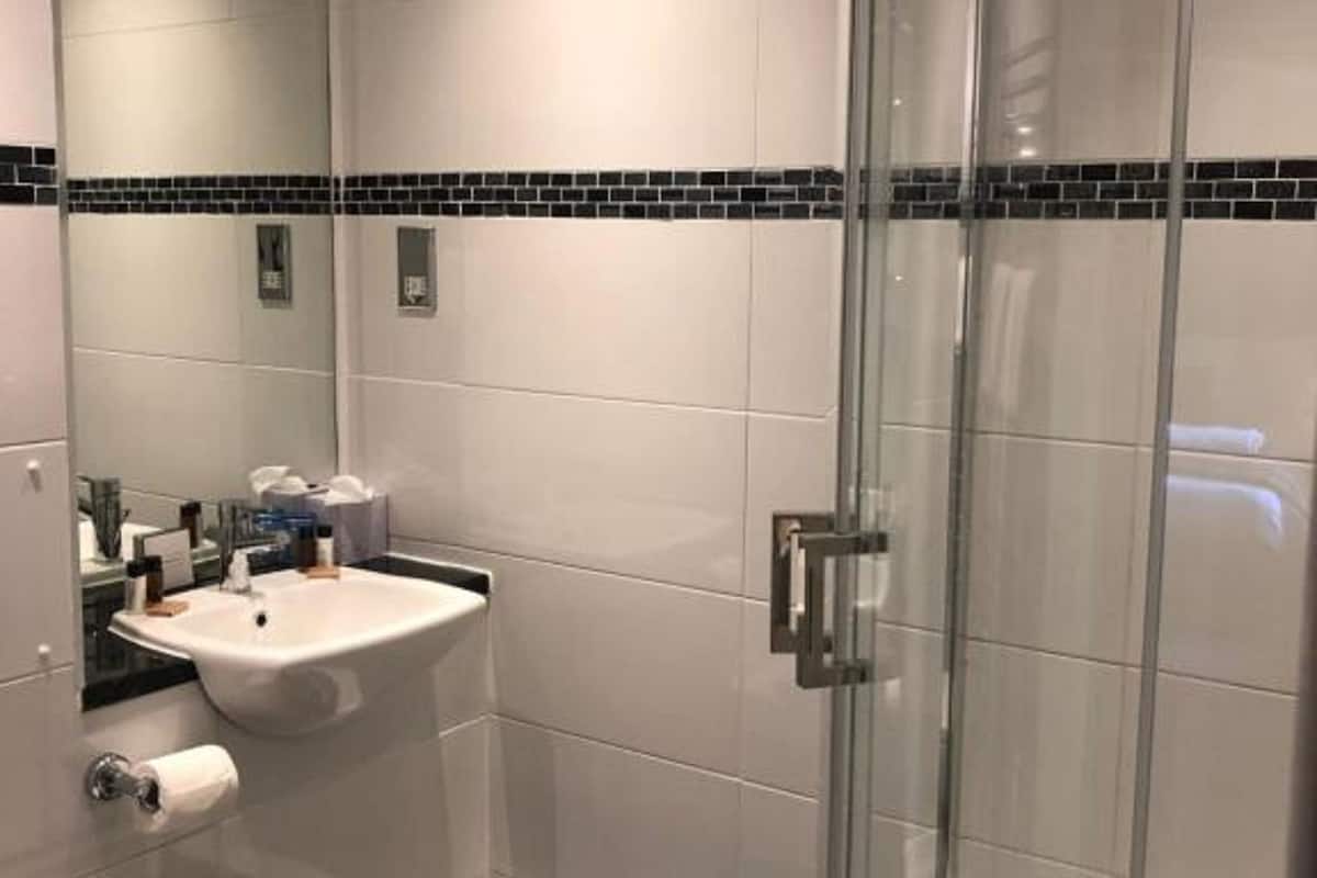 combined shower/bathtub, free toiletries, hair dryer, towels