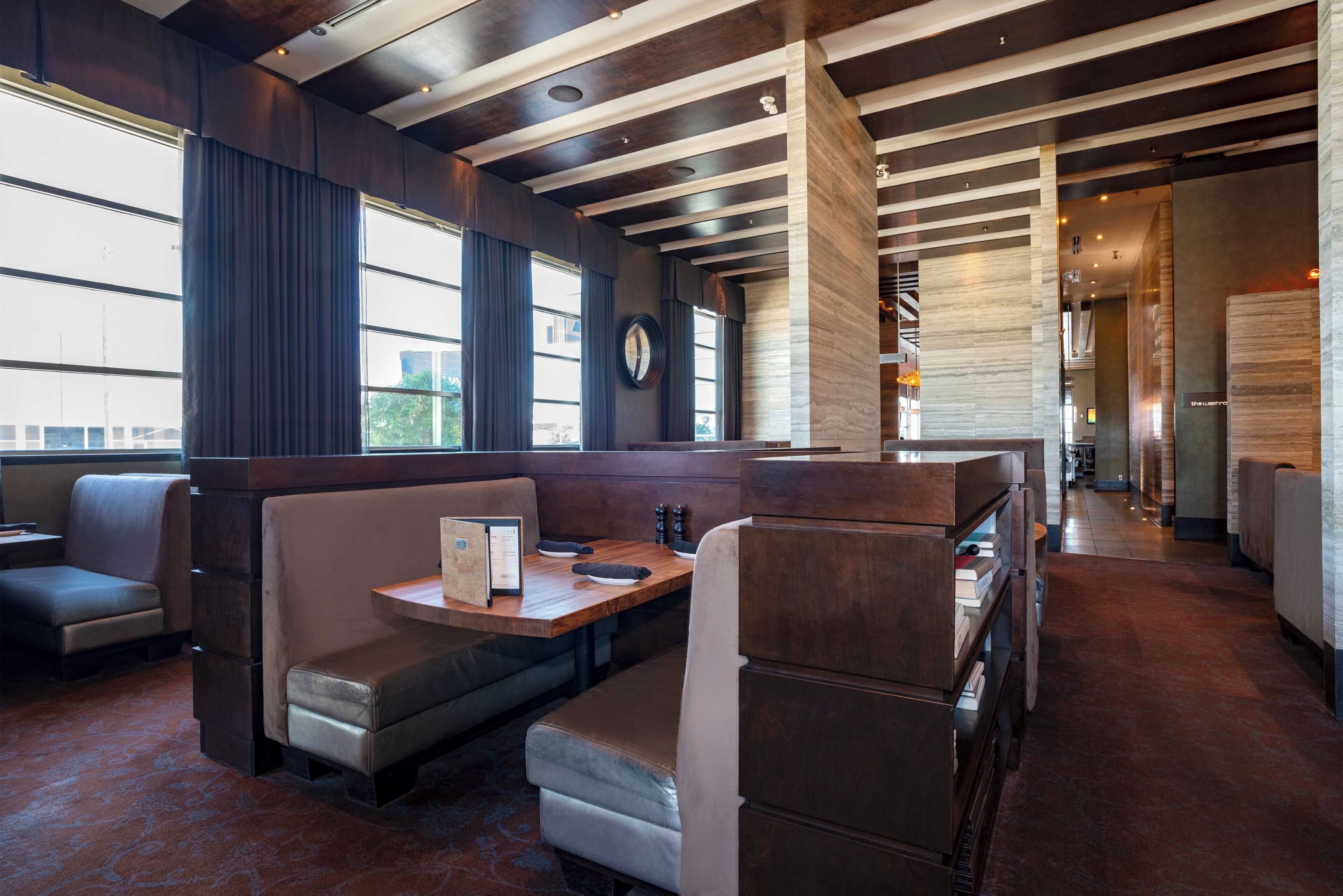 2 restaurants; breakfast, lunch and dinner served 