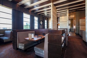 2 restaurantes; se sirve desayuno, almuerzo y cena