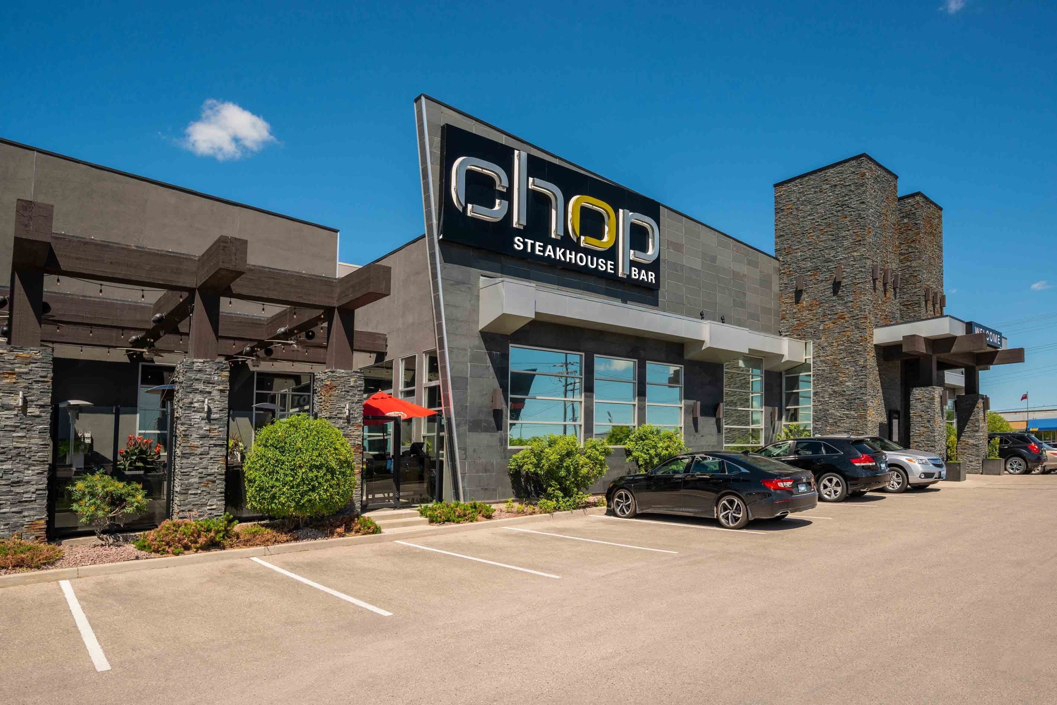 2 restaurantes; se sirve desayuno, almuerzo y cena; cocina americana