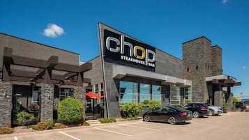 2 restaurants, breakfast, lunch, dinner served; American cuisine