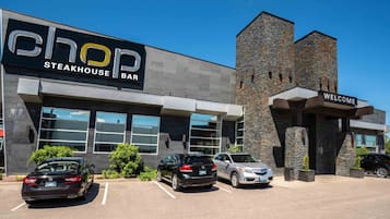 2 restaurantes; se sirven desayunos, almuerzos y cenas
