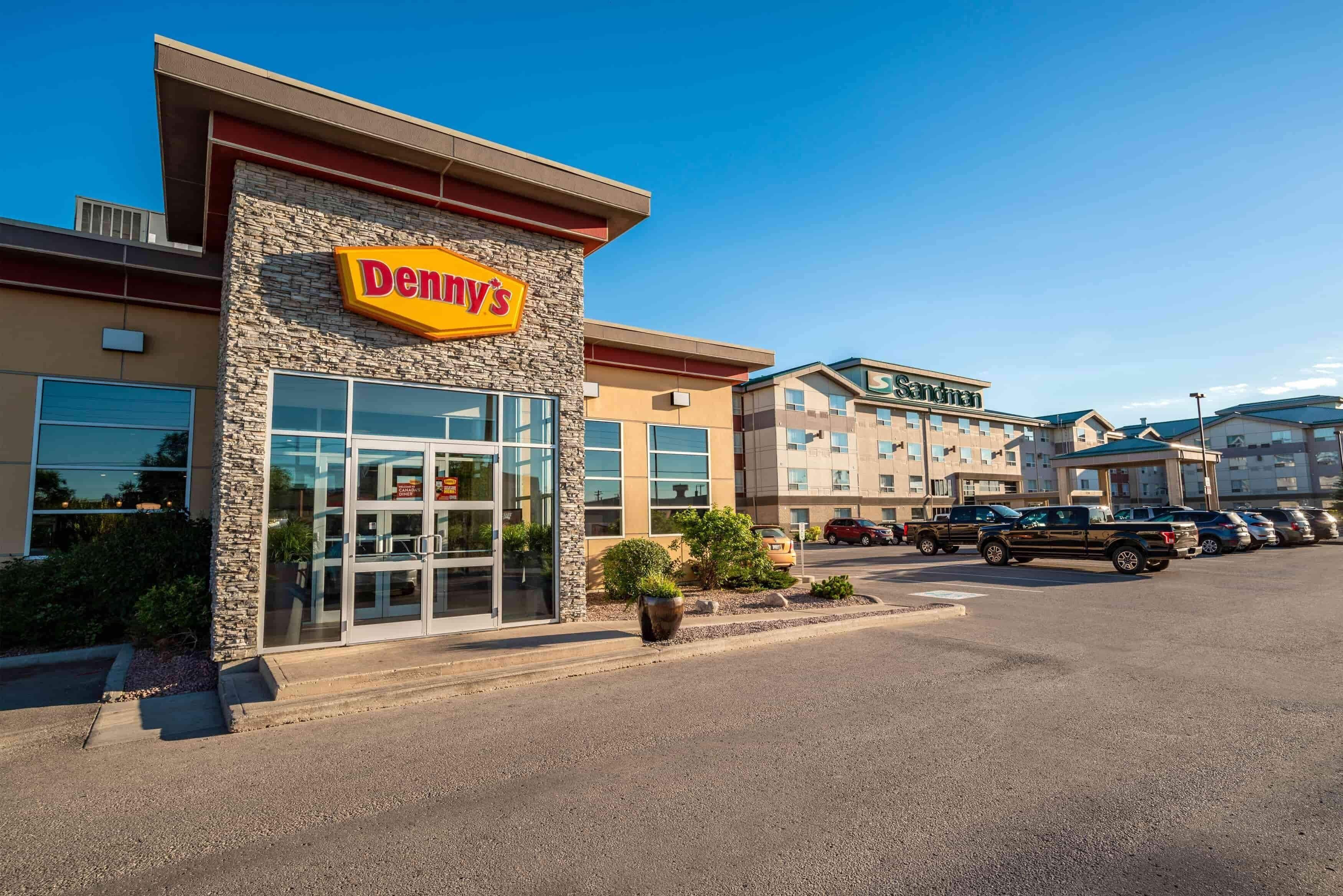 2 restaurants, breakfast, lunch, dinner served; american cuisine