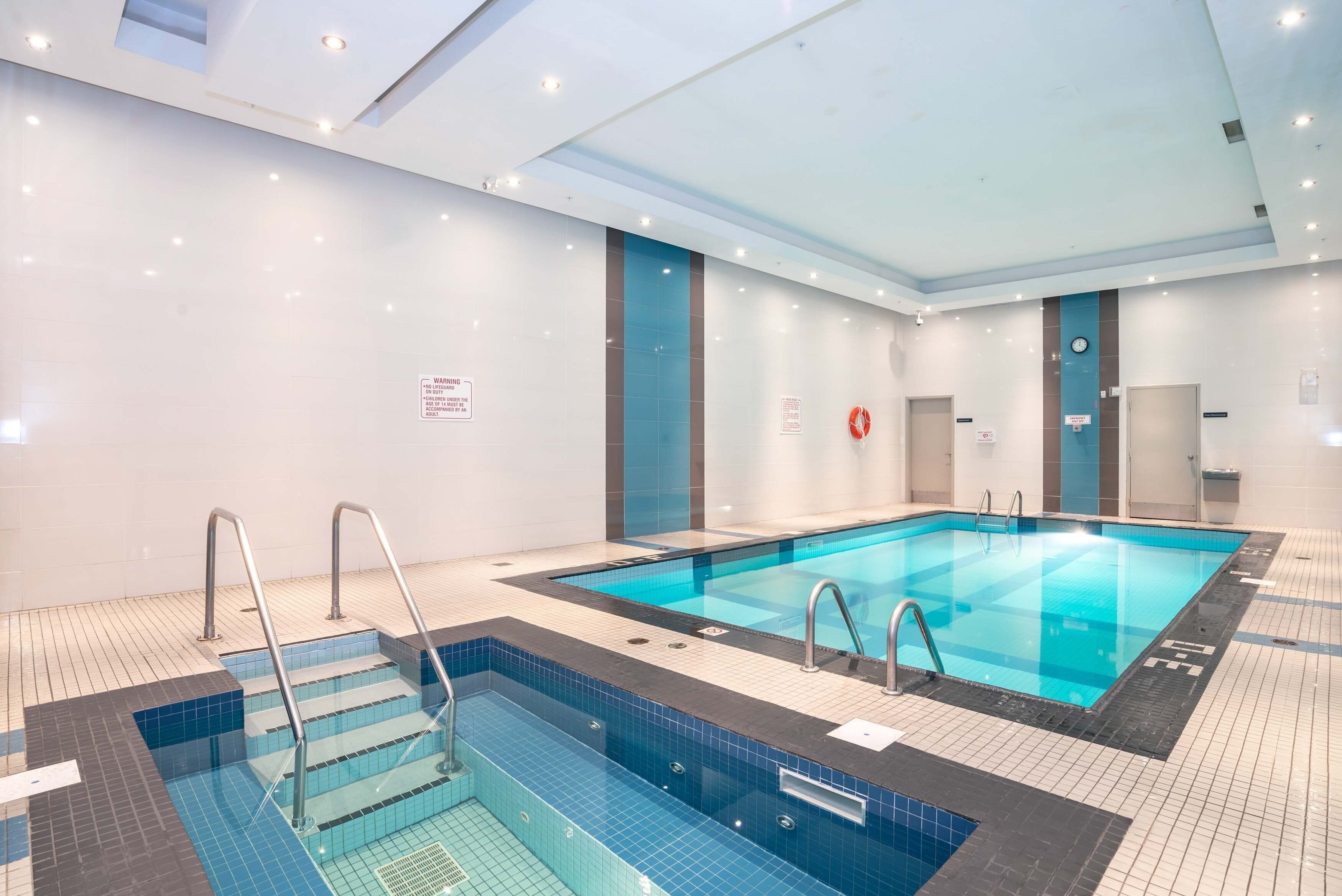 من حمّامات السباحة المغطاة