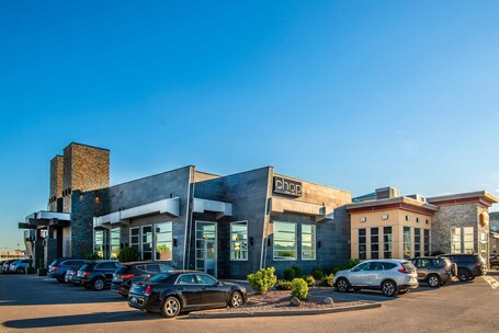 Sandman Hotel Suites Winnipeg Airport - Image 6