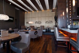 2 restaurants, breakfast, lunch, dinner served; American cuisine