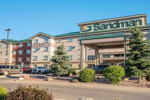 Exterior - Sandman Hotel & Suites Winnipeg Airport (Winnipeg)