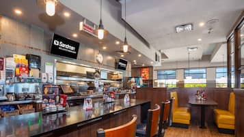 2 restaurantes; se sirven desayunos, almuerzos y cenas