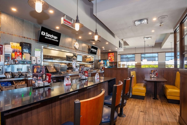2 restaurantes; se sirve desayuno, almuerzo y cena