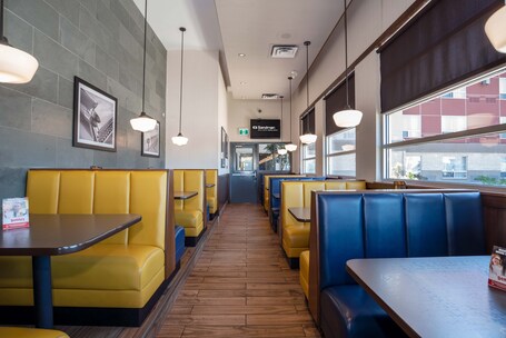 Sandman Hotel Suites Winnipeg Airport - Image 12
