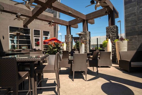Sandman Hotel Suites Winnipeg Airport - Image 2