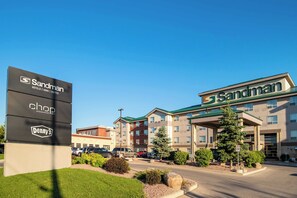 A Sandman hotel with a sign for Chop Steakhouse Bar and Denny's. - Sandman Hotel & Suites Winnipeg Airport (Winnipeg)