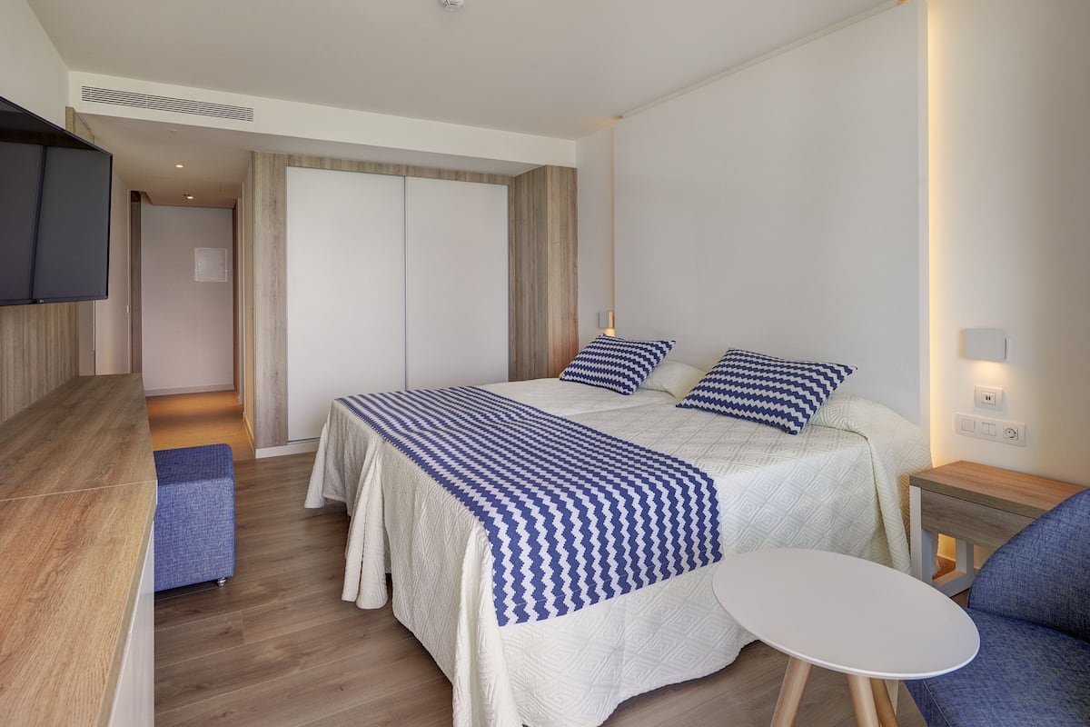 1 slaapkamer, een minibar, een kluis op de kamer, een bureau