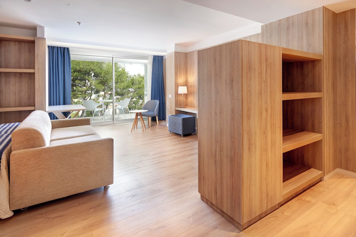1 slaapkamer, een minibar, een kluis op de kamer, een bureau