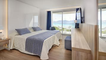 Een minibar, een kluis op de kamer, een bureau, een laptopwerkplek