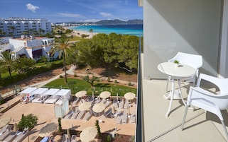 Minibar, värdeförvaringsskåp på rummet och skrivbord