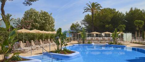 Alberca techada y alberca al aire libre