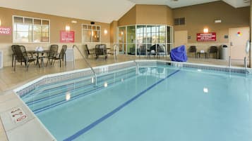 Een binnenzwembad en een buitenzwembad