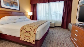 Een bureau, verduisterende gordijnen, een strijkplank/strijkijzer