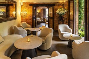 Bar (on property) - El Convento Boutique Hotel (Antigua Guatemala)