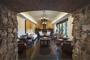 42-inch TV with cable channels - El Convento Boutique Hotel (Antigua Guatemala)