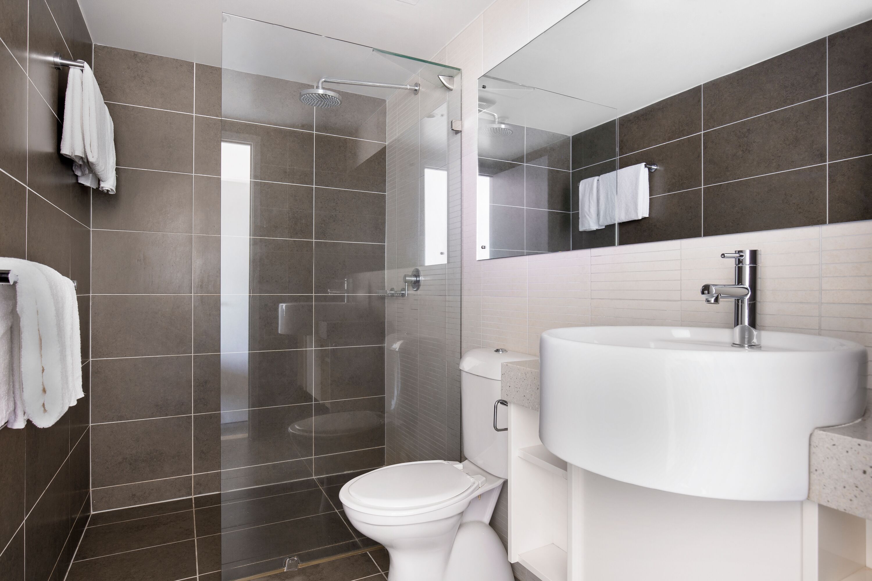 Douche, articles de toilette (gratuits), séchoir à cheveux