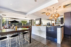 Bar (trong khuôn viên)