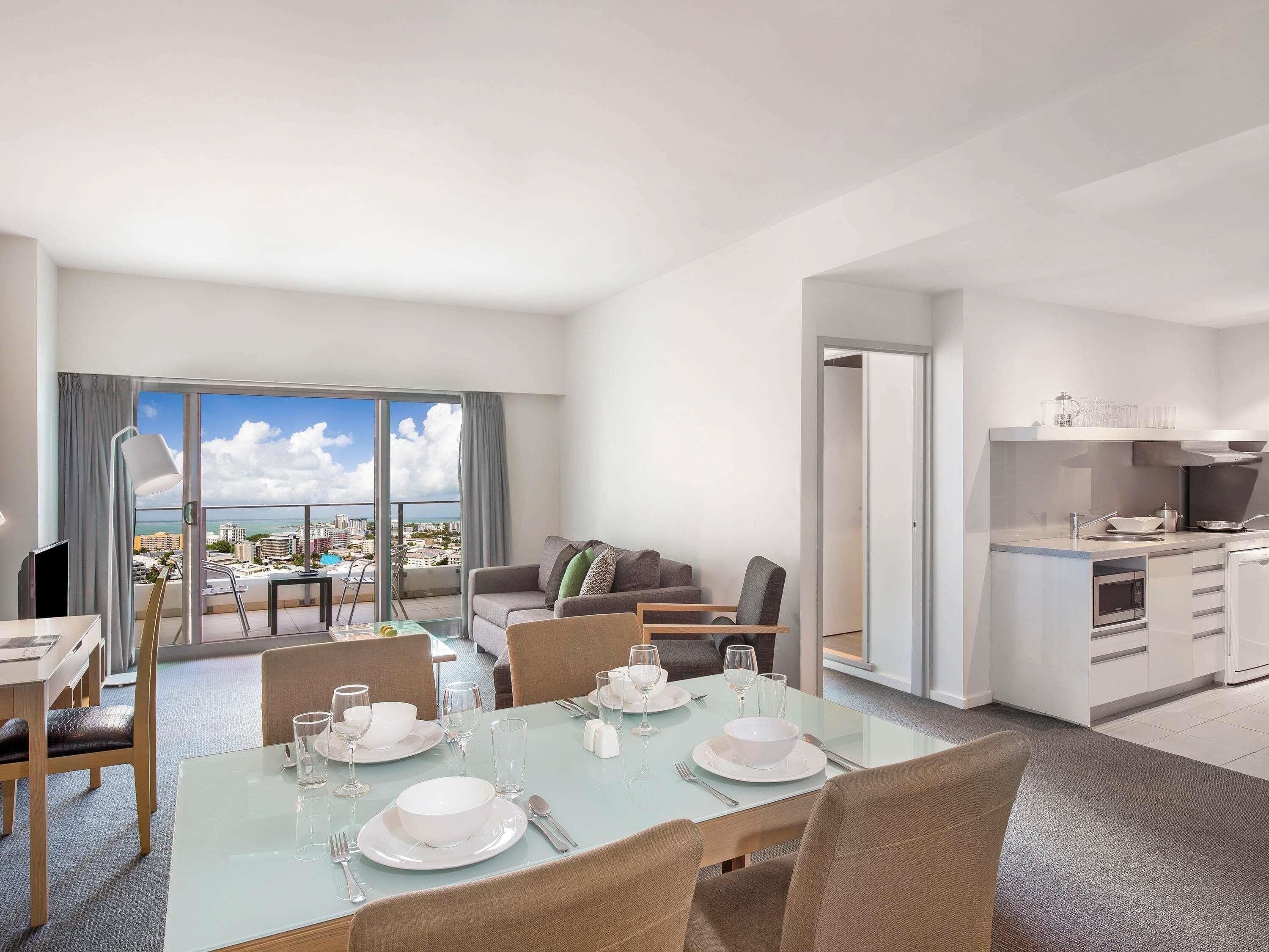 객실 내 금고, 각각 다르게 가구 비치, 책상, 노트북 작업 공간