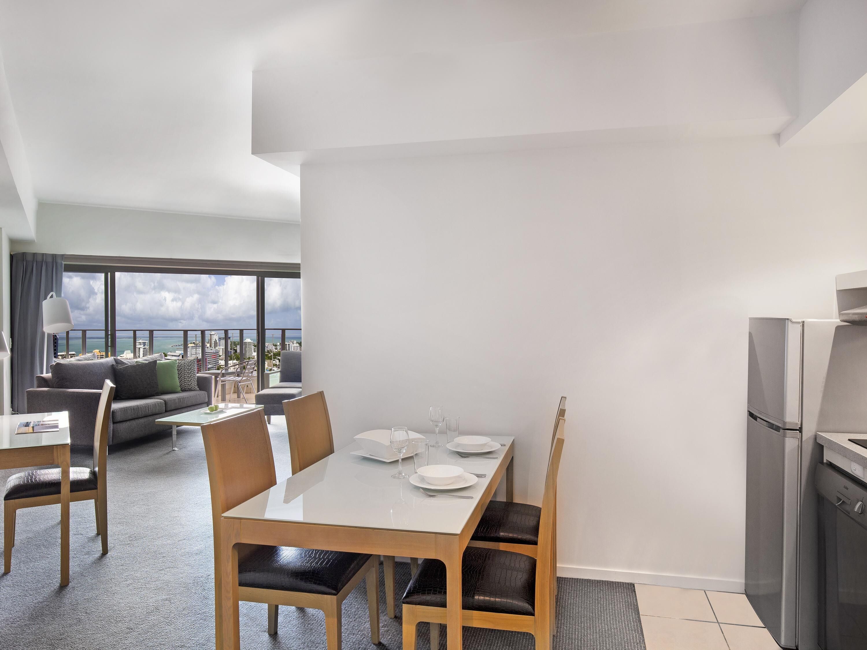 Een kluis op de kamer, individueel gemeubileerd, een bureau