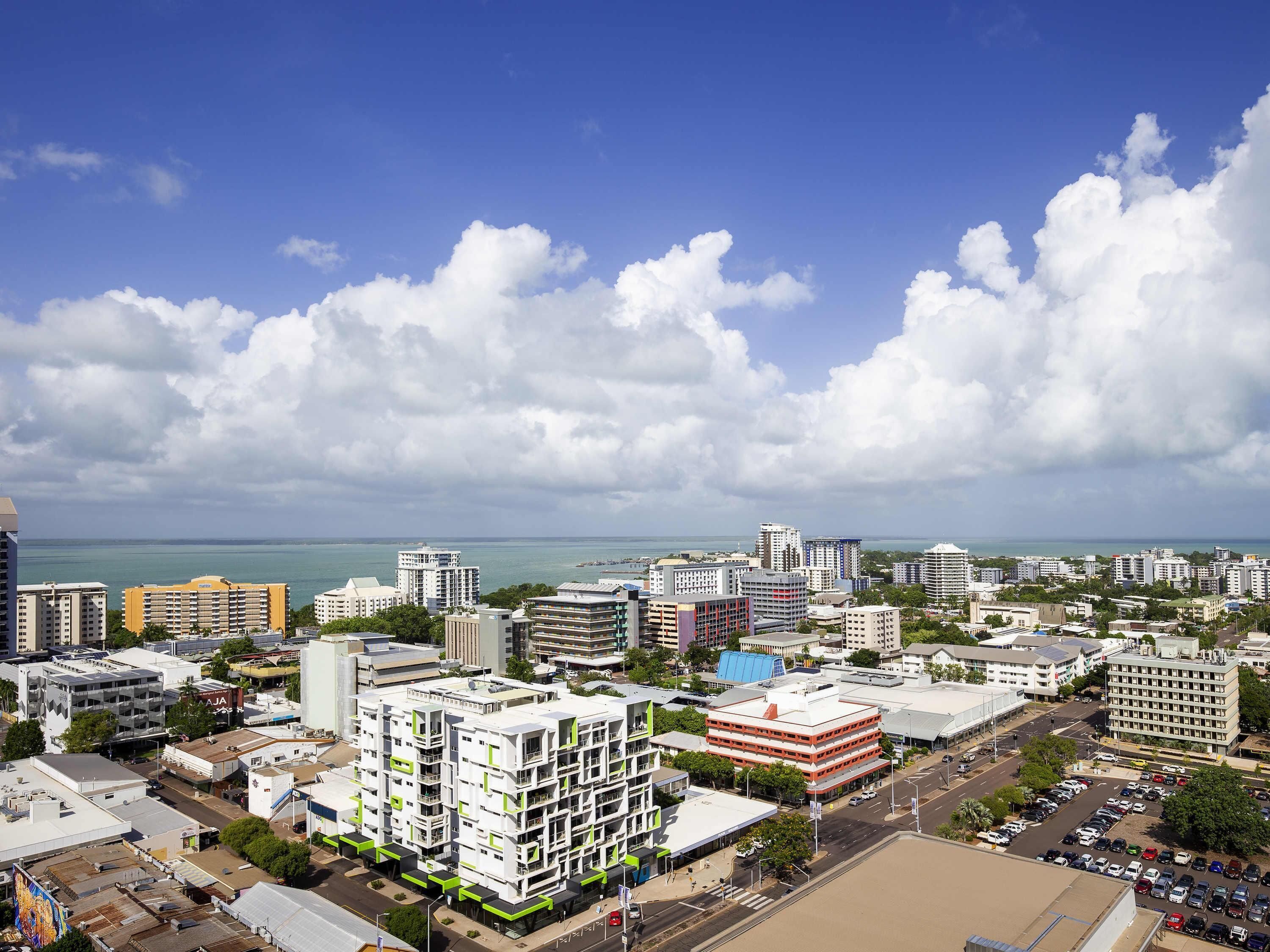 Een kluis op de kamer, individueel gemeubileerd, een bureau