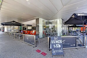 Breakfast, lunch and dinner served - Mantra Pandanas (Darwin)