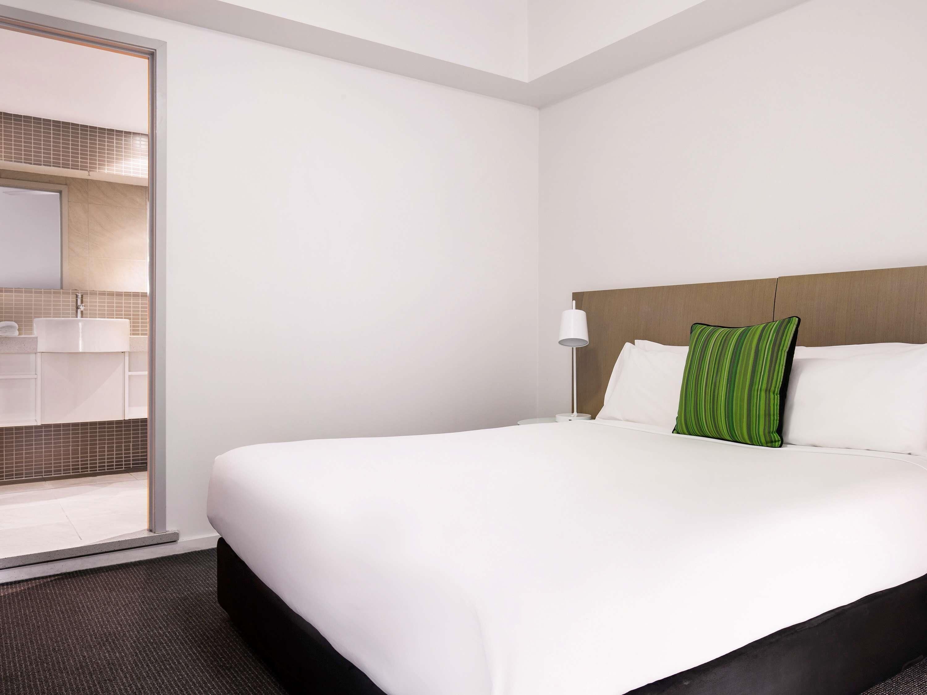 Een kluis op de kamer, individueel gemeubileerd, een bureau