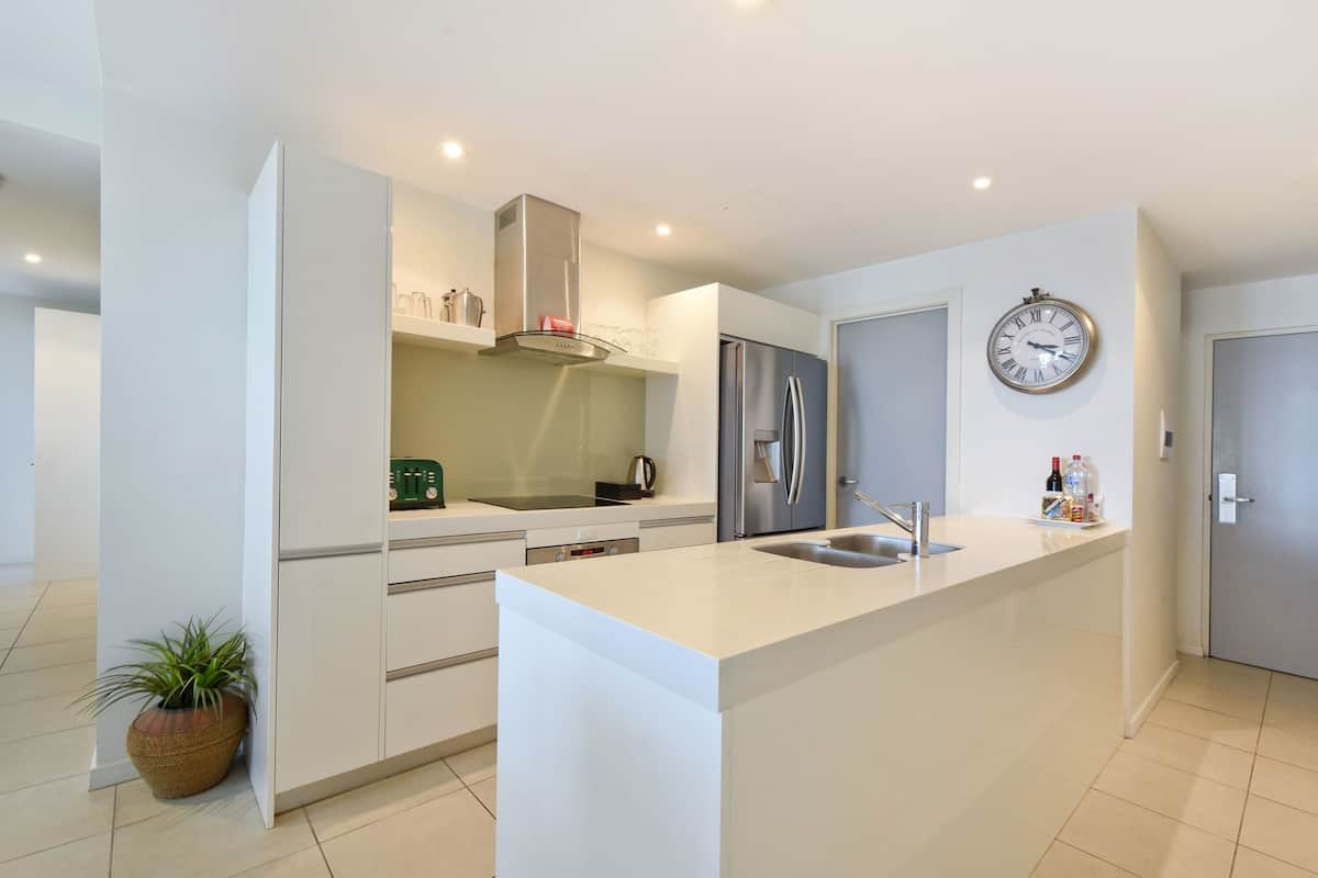 fridge, coffee/tea maker, electric kettle