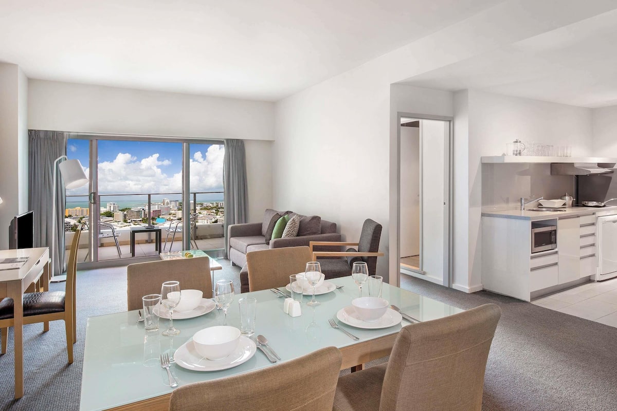 Zimmersafe, individuell eingerichtet, Schreibtisch