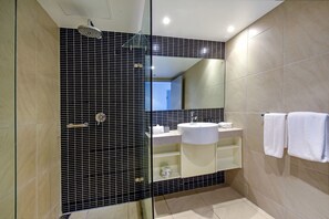 Shower, free toiletries, hair dryer, towels - Mantra Pandanas (Darwin)