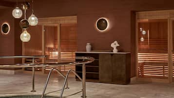 Un moderno espacio de spa con piscina, barandillas metálicas e iluminación decorativa.