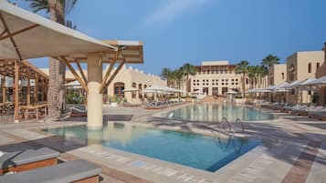 2 piscines extérieures, parasols, chaises longues