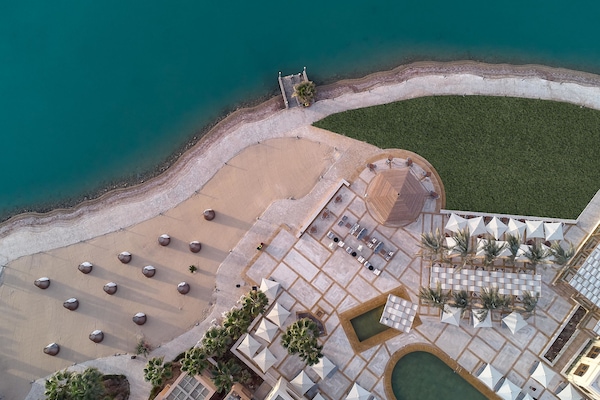 2 piscinas al aire libre, sombrillas, sillones reclinables de piscina