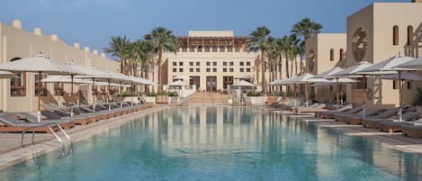 2 kolam renang terbuka, payung kolam, kerusi lepak pantai