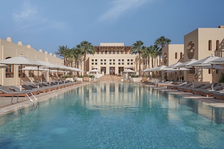 2 室外游泳池,池畔遮阳伞,日光浴躺椅