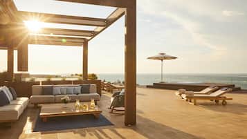 Hypo-allergenic bedding, minibar, in-room safe, desk