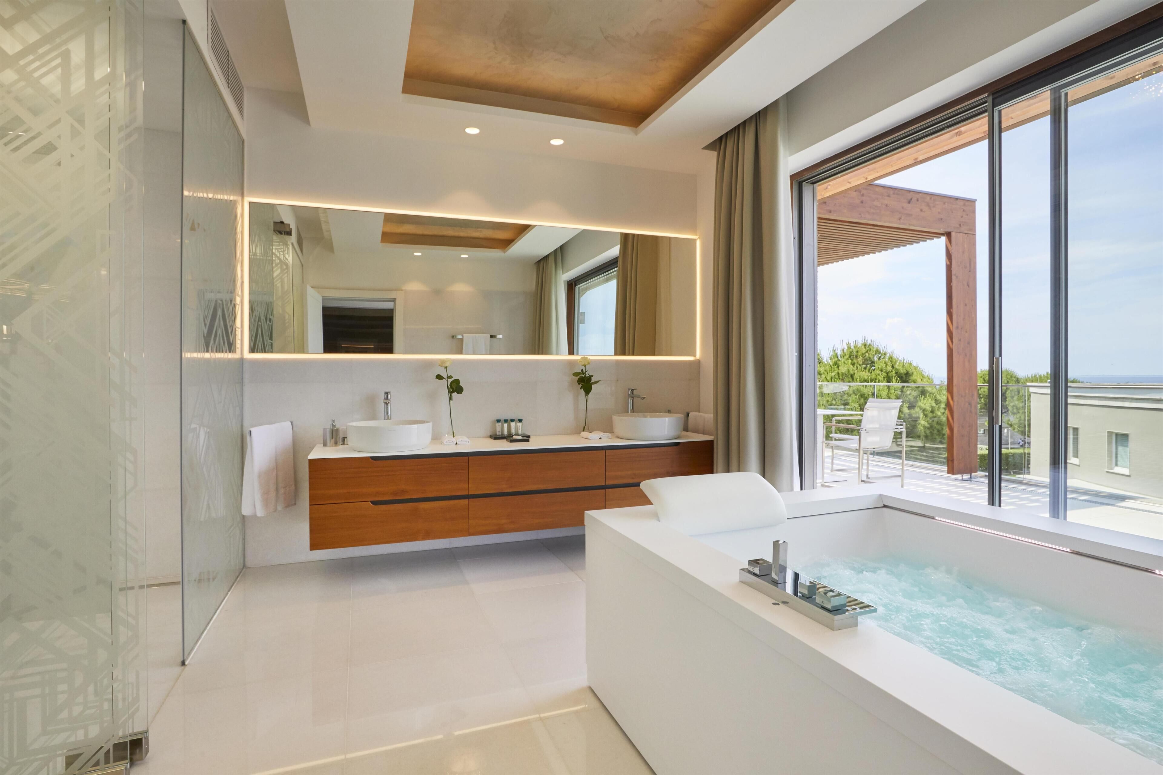 Villa (Five bedroom, Pool ) | Allergikerbettwaren, Minibar, Zimmersafe, Schreibtisch