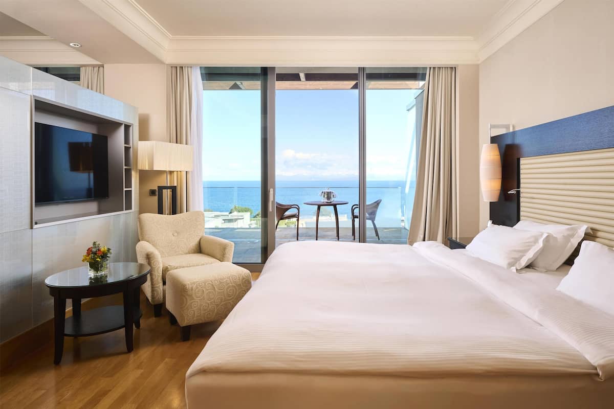 Hypo-allergenic bedding, minibar, in-room safe, desk