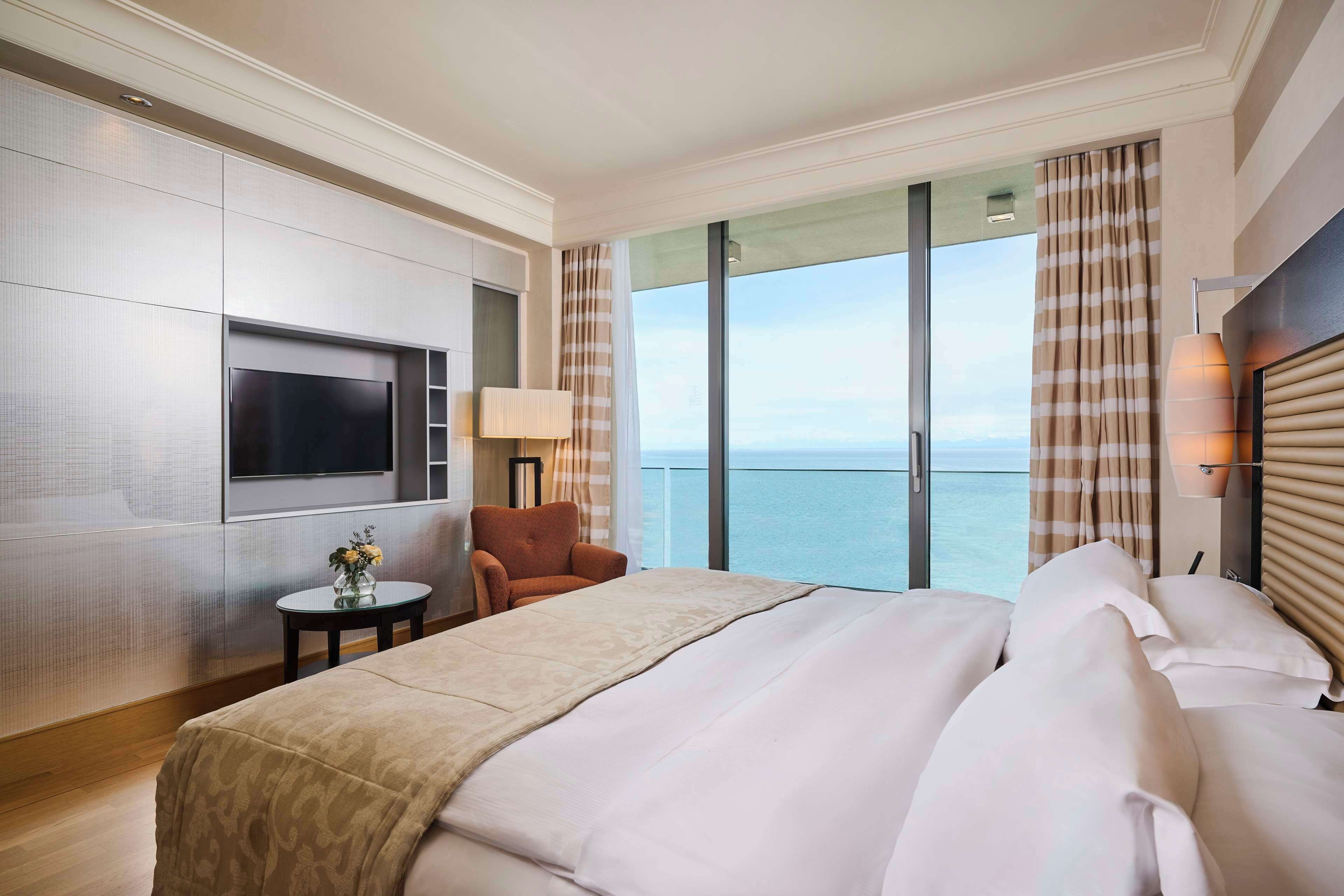 Executive suite, uitzicht op zee | Hypoallergeen beddengoed, een minibar, een kluis op de kamer, een bureau