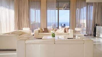 Penthouse (Suite, Henry Morgan) | Hypo-allergenic bedding available, minibar, in-room safe, desk