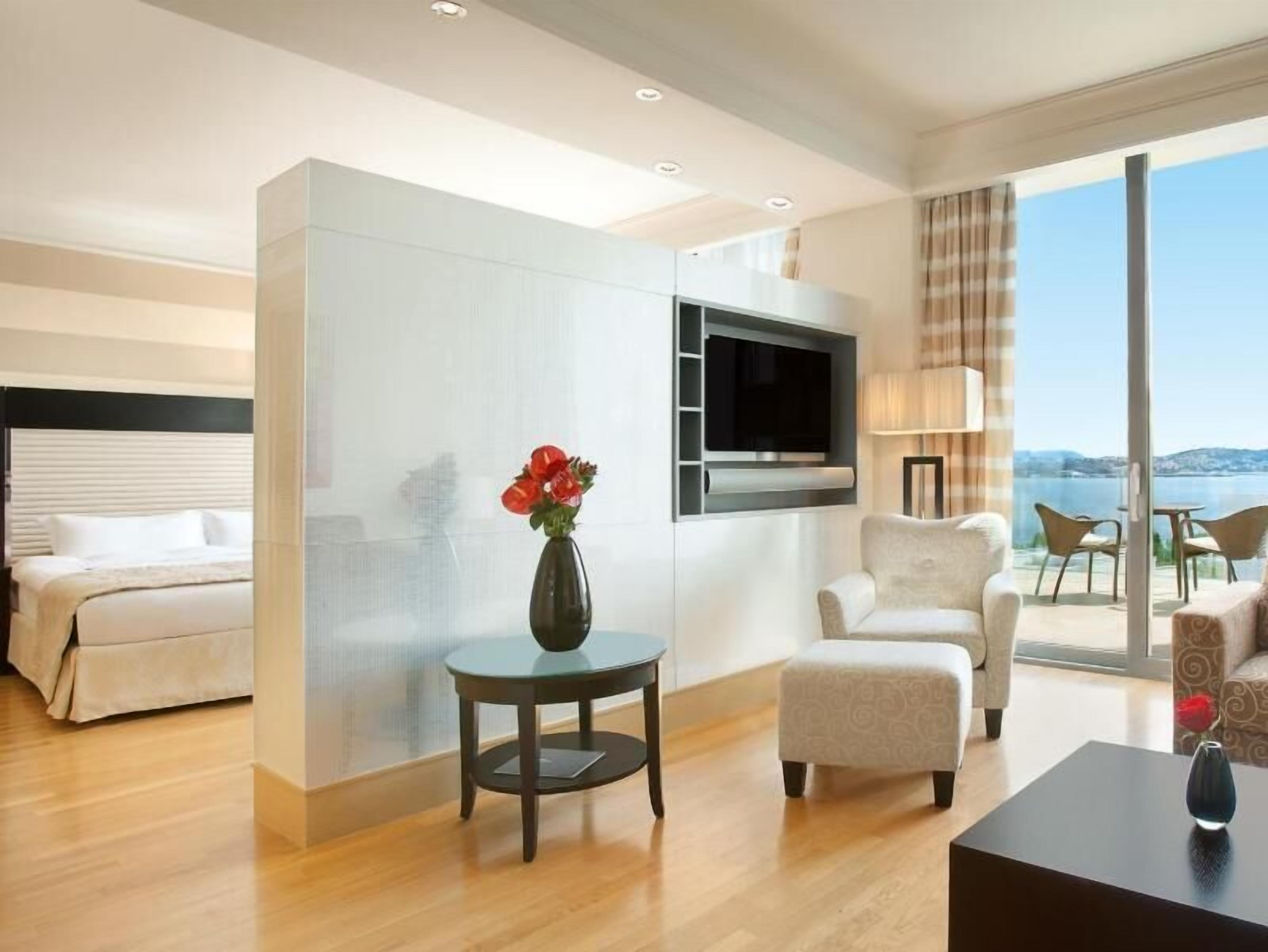 Hypo-allergenic bedding, minibar, in-room safe, desk