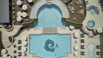 Indendørs pool, sæsonbestemt udendørs pool, hytter (tillægsgebyr)