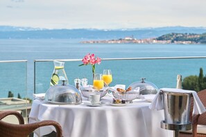 Chambre Deluxe (Seafront View) | Terrasse/Patio