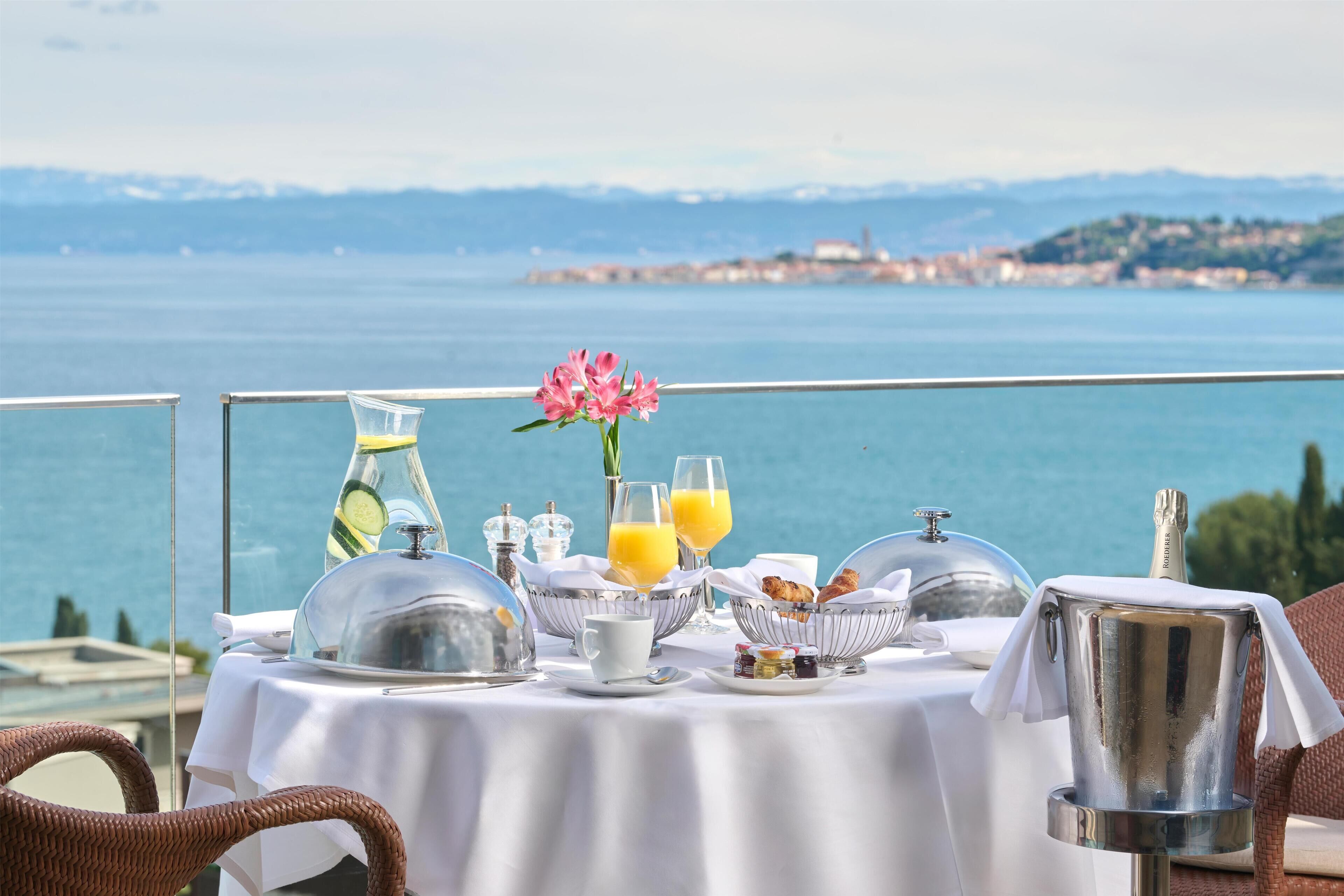 Hypo-allergenic bedding, minibar, in-room safe, desk